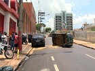 Mulher fica ferida após carro tombar em rua no Centro de Ribeirão Preto