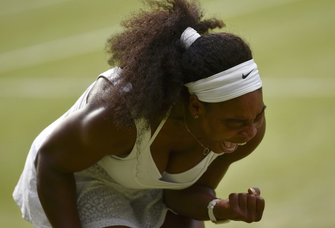 Serena Williams comemora ponto sobre Azarenka (Foto: Reuters)
