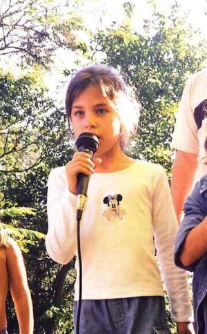 Bruna aos seis anos de idade, cantando no aniversário do pai (Foto: Arquivo pessoal/Bruna Góes)