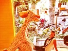 Bar Refaeli posta foto divertida com uma enorme girafa de pelúcia