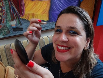 Flávia faz questão de caprichar na maquiagem. (Foto: Katherine Coutinho / G1)