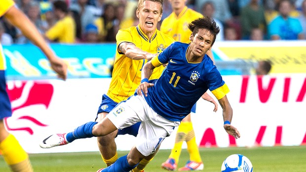 Neymar no amistoso do Brasil contra a Suécia de Pontus Wernbloom  (Foto: AFP)