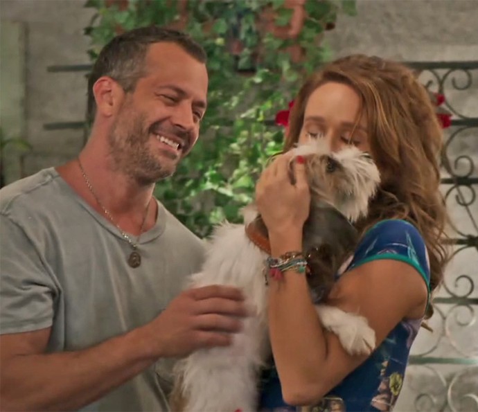 Mariana Ximenes e Malvino Salvador se rendem ao cão Tito em cena de 'Haja Coração' (Foto: Vídeo Show / TV Globo)