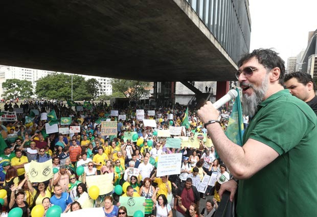 O cantor Lobão (d) discursa durante manifestação contra o Partido dos Trabalhadores (PT) e pelo impeachment da presidente Dilma Rousseff, com concentração no vão livre do Museu de Arte de São Paulo (Masp), na Avenida Paulista, neste sábado. (Foto: Daniel Teixeira/Estadão Conteúdo) O cantor Lobão (d) discursa durante manifestação contra o Partido dos Trabalhadores (PT) e pelo impeachment da presidente Dilma Rousseff, com concentração no vão livre do Museu de Arte de São Paulo (Masp), na Avenida Paulista, neste sábado. (Foto: Daniel Teixeira/Estadão Conteúdo)