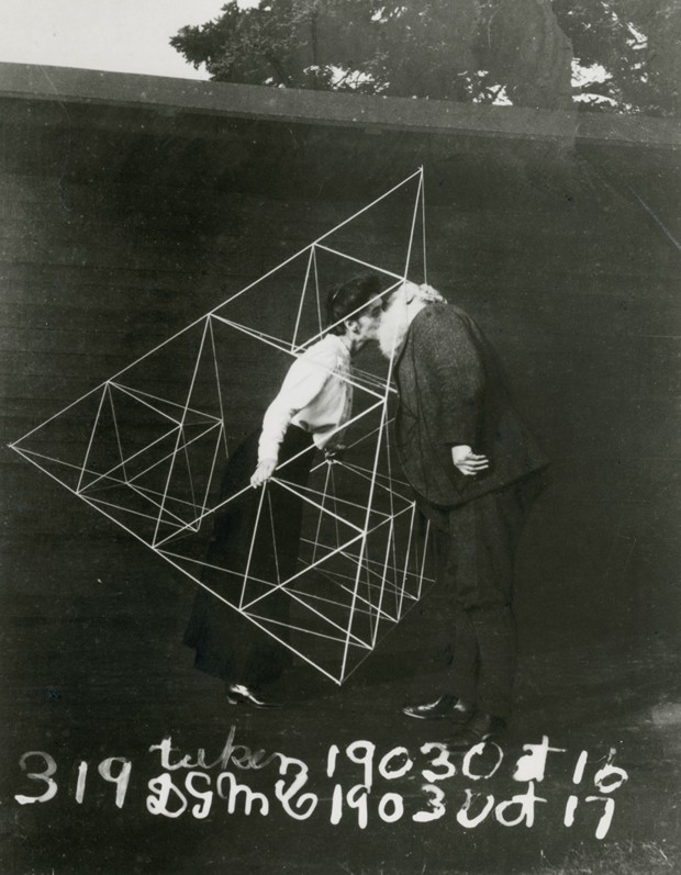 Alexander Graham Bell e Mabel beijando dentro de uma pipa tetraédrica, outubro de 1903 (Foto: Cortesia Library of Congress)