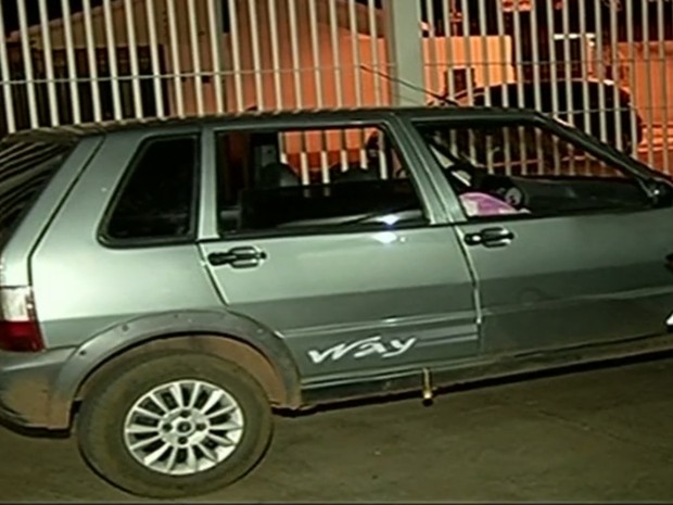Casal  preso ao levar droga escondida em tanque de combustvel de carro em Rio Verde, Gois (Foto: Reproduo/ TV Anhanguera)