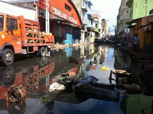Parte da Rua dos Barés foi invadida pela água (Foto: Carlos Eduardo Matos/G1 AM)