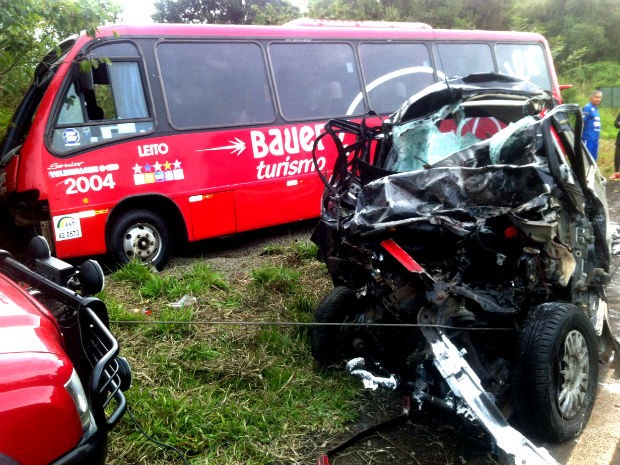 G1 - Acidente Entre Carro E Micro-ônibus Deixa Motorista Morto No ...