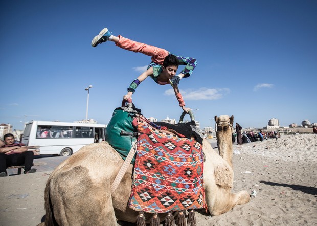 ‘Menino borracha’ faz sucesso ao realizar contorcionismo incrível (Foto: Mahmud Hams/AFP)