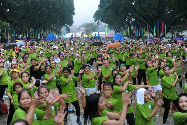 Filipinos falharam ao tentar recorde de maior aula de zumba no mundo (Foto: Jay Directo/AFP)