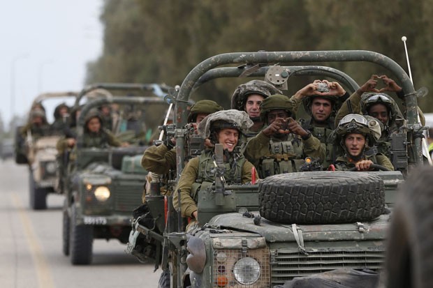 Soldados israelenses são vistos perto de Sufa, do lado de fora da Faixa de Gaza, nesta quinta-feira (17) (Foto: Baz Ratner/Reuters)
