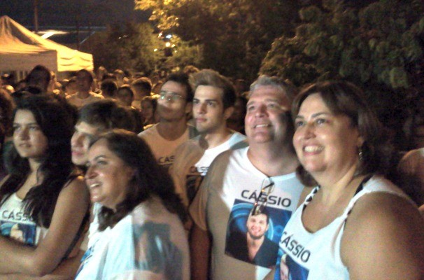 Família de Cássio acompanhou a estreia do programa em um telão, em Alvorada (Foto: Vanessa Felippe/RBS TV)