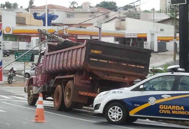 Caminhão ficou 'enroscado'  entre os fios de tensão (Foto: Gabriela Ribeiro / TV TEM)