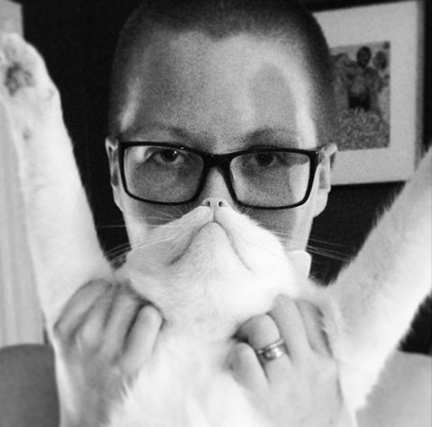 Fotos mostrando 'barba de gato' viraram sensação na web (Foto: Reprodução/Instagram/helenagard_)