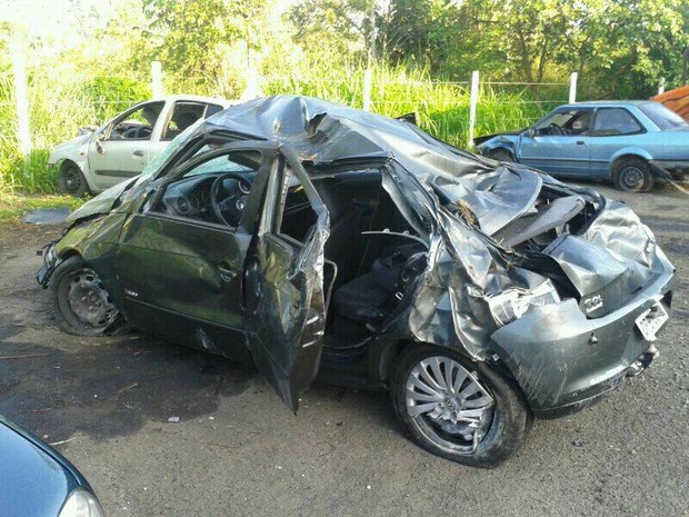 O carro da vítima ficou bastante danificado  (Foto: PRF/Divulgação)