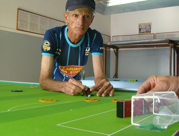 Atenção a estratégia do futebol de mesa (Foto: Vital Florêncio / GE.COM/CARUARU)