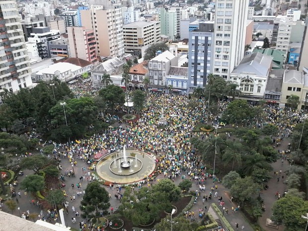 Manifestação em Caxias do Sul reuniu milhares neste domingo  (Foto: Melina Francisquetti/RBS TV)