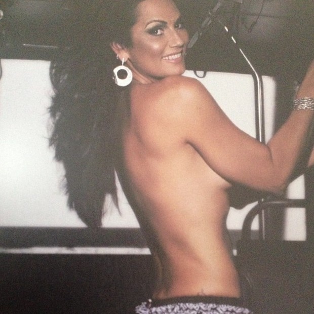 Luiza Brunet posa de topless (Foto: Instagram)