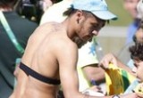 Ângulo de foto não favorece Neymar com fã (Alexandre Cassiano)