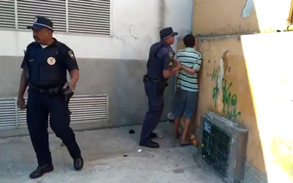 Pertences de Samir e sua esposa foram levados pela Prefeitura (Foto: Reprodução/TV Globo)