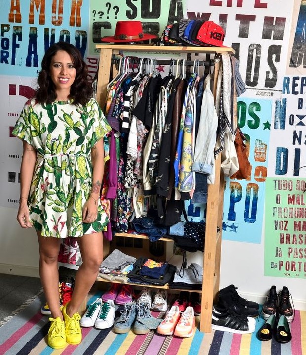 Blogueira Carla Lemos, do Modices, conta que 60% das roupas que tem no armário foram presentes: Ganho muita coisa (Foto: Roberto Texeira/EGO)