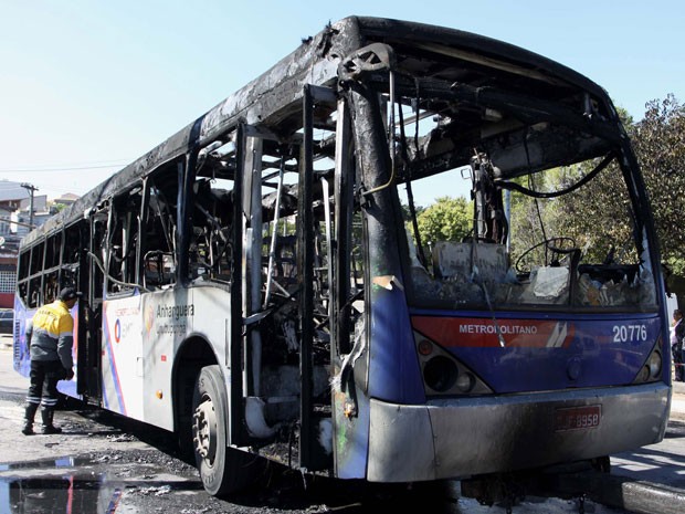 Coletivo foi destruído pelas chamas (Foto: Marcos Bezerra/Futura Press/Estadão Conteúdo)