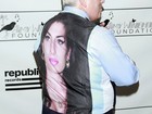 Pai de Amy Winehouse usa colete com o rosto da filha estampado