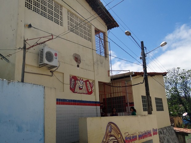 Fachada da Escola Municipal Luiz Gonzaga, na Bomba do Hemetério. (Foto: Katherine Coutinho/G1)