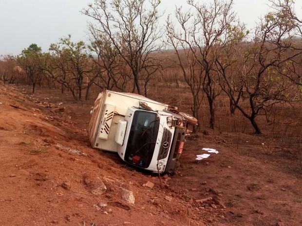 Caminhão frigorífico fica tombado às margens da BR-364 (Foto: Pimenta Virtual/ Reprodução)