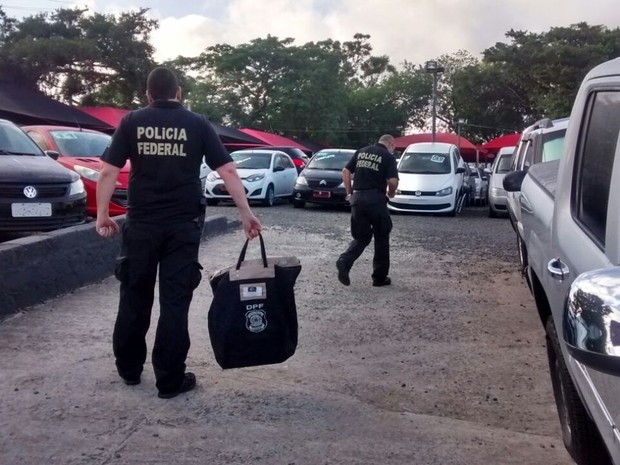 Agentes da PF durante cumprimento das ordens judiciais no RS (Foto: PF/Divulgação)