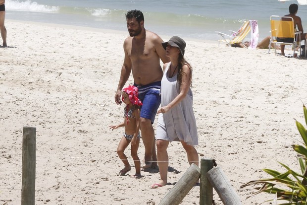 Thiago Lacerda com a família na praia (Foto: Marcos Ferreira/ Foto Rio News)