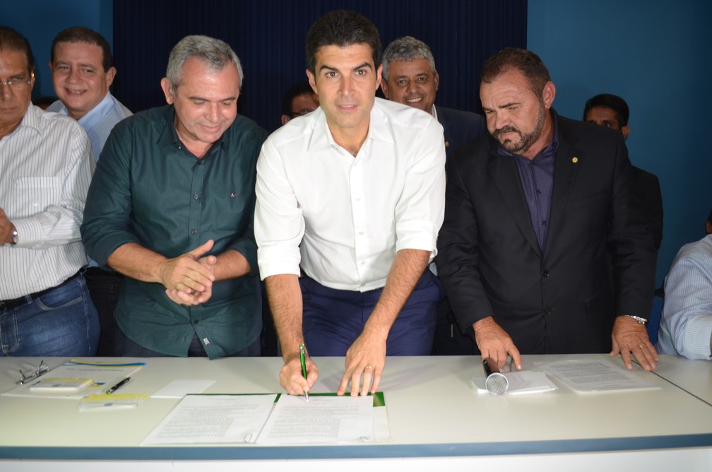 Ministro da Integração, Helder Barbalho, durante assinatura do termo de compromisso (Foto: Adonias Silva G1)