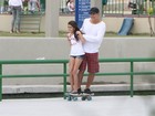 Eduardo Moscovis anda de skate com as filhas no Rio