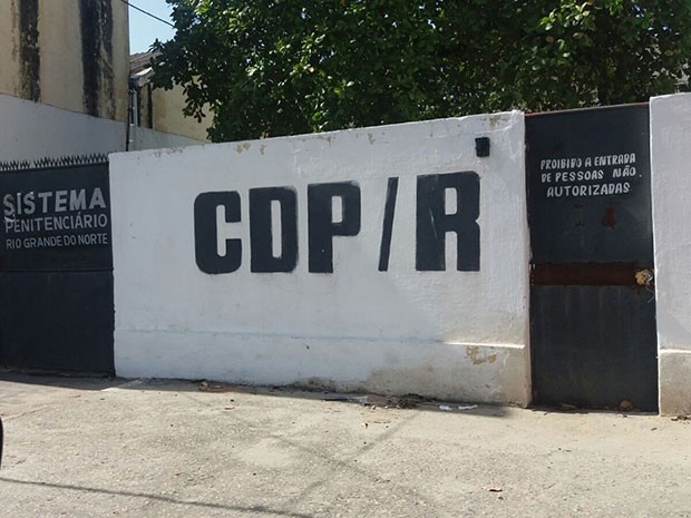 Presos abriram buraco em cela e, em seguida, pularam muro do CDP da Ribeira (Foto: Marksuel Figueredo/Inter TV Cabugi)