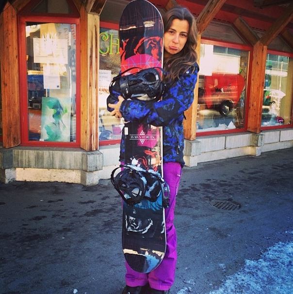 Paula Morais com prancha de snowboarding (Foto: Instagram / Reprodução)