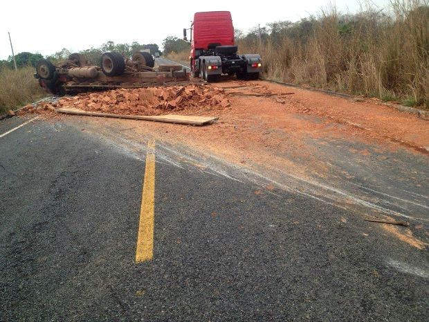 Por conta do acidente, veÃ­culos na MT-010 tiveram de usar apenas um lado da pista. (Foto: Amanda Sampaio/G1)