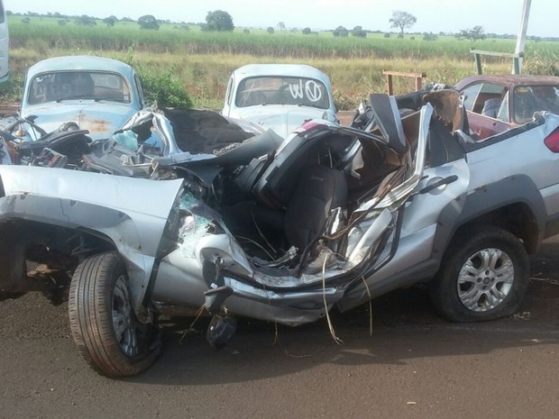 Duas pessoas morrem após carro bater em árvore na BR-364, em Caçu, Goiás (Foto: Divulgação/PRF)