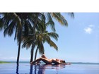 Kim Kardashian sensualiza de biquíni em piscina com fundo infinito