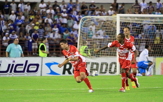 Schwenck marcou dois gols no clássico contra o CSA (Foto: Ailton Cruz/ Gazeta de Alagoas)