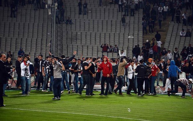 Confusão no jogo entre Galatasaray e Besiktas (Foto: Reprodução / Facebook)