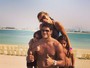 De sunga, Hulk curte praia com a família em Dubai