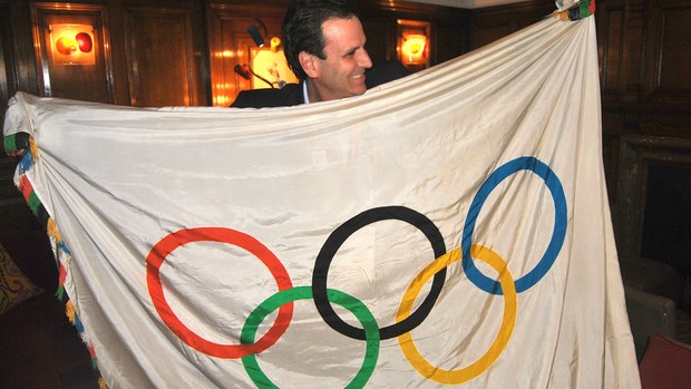 Eduardo Paes, Bandeira Olimpiadas (Foto: João Gabriel Rodrigues / Globoesporte.com)