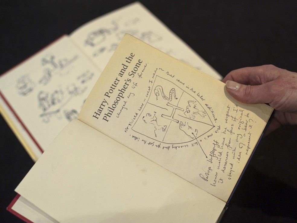 Edição de 1997 de primeiro livro da saga de Harry Potter com anotações originais da autora (Foto: AFP/Will Oliver) Edição de 1997 de primeiro livro da saga de Harry Potter com anotações originais da autora (Foto: AFP/Will Oliver)