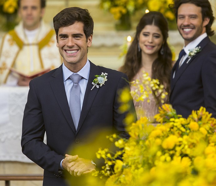 O noivo não consegue segurar as lágrimas e o sorriso ao ver sua princesa vestida de noiva (Foto: Artur Meninea/Gshow)