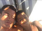 Cristiano Ronaldo posta foto fofa dormindo com o filho: 'Descanso'