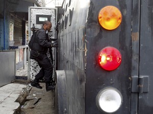 Policiais do Bope realizam operação na Favela Nova Holanda, no Complexo da Maré (Foto: Bruno Gonzalez/Extra/Agência O Globo)