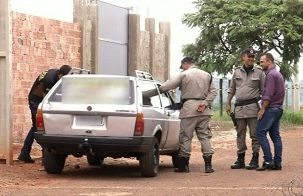 Bebê é encontrado vivo dentro de carro após pais serem mortos a tiros em Goiás (Foto: Reprodução/TV Anhanguera)