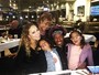 Mariah Carey posa sorridente em jantar com ex-marido e os filhos