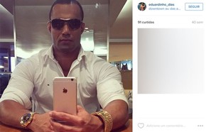 Eduardo posa com relógio de ouro e iPhone 6 (Foto: Reprodução/Instagram)