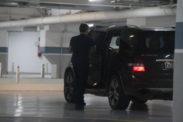 Murilo Rosa e filhos no estacionamento de shopping (Foto: Delson Silva / Agnews)